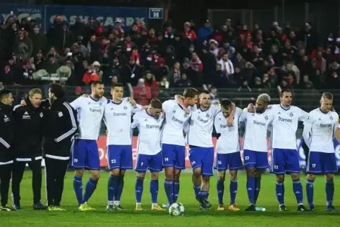 Arm in Arm bangten die Regionalliga-Fußballer des FKP beim Elfmeterschießen im dramatischen Pokal-Viertelfinale gegen die FCK-Pr