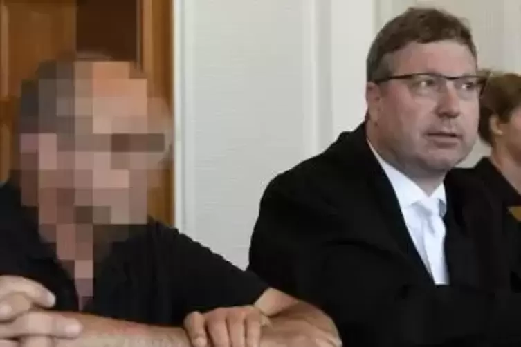 Mit seinem Verteidiger Carsten Tews: der Angeklagte (links) im BASF-Prozess.