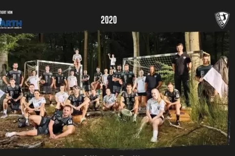 Das Titelbild des Kalenders des TuS Dansenberg: Handballerinnen und Handballer sind dafür gemeinsam in den Wald gegangen.