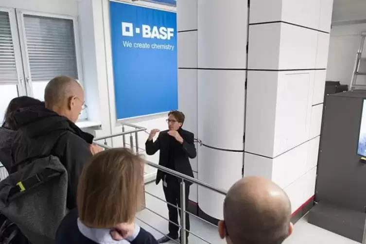 Am Flagschiff der neuen Gro&szlig;ger&auml;te: Bernd Hinrichsen, Fachgebietsleiter Anorganische Mikrostrukturen, erl&auml;utert das Transmission