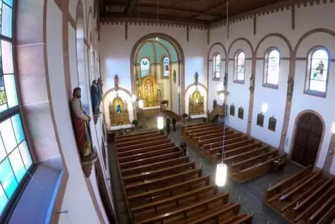 Die Bartholomäuskirche von innen. Auch Altäre und die Orgel wurden restauriert.