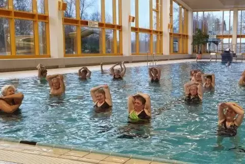 Erst die Pflicht, dann die Kür: Zu Beginn bringen sich die Senioren mit Wassergymnastik in Schwung, dann wird geschwommen oder g