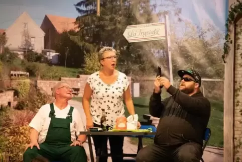 Drogendealer Mario (Arno Di Liberto, rechts) rückt den Gemüsebauern Erika (Lore Marhöfer) und Franz Kohlkopf (Klaus Marhöfer) au