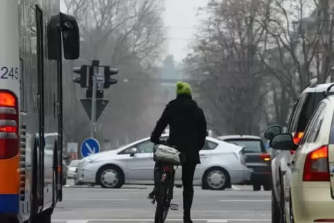 Gefahr für sich als Radfahrer im Berufsverkehr sieht ein Ratsmitglied, wenn die Sitzungen künftig um 18 Uhr beginnen.