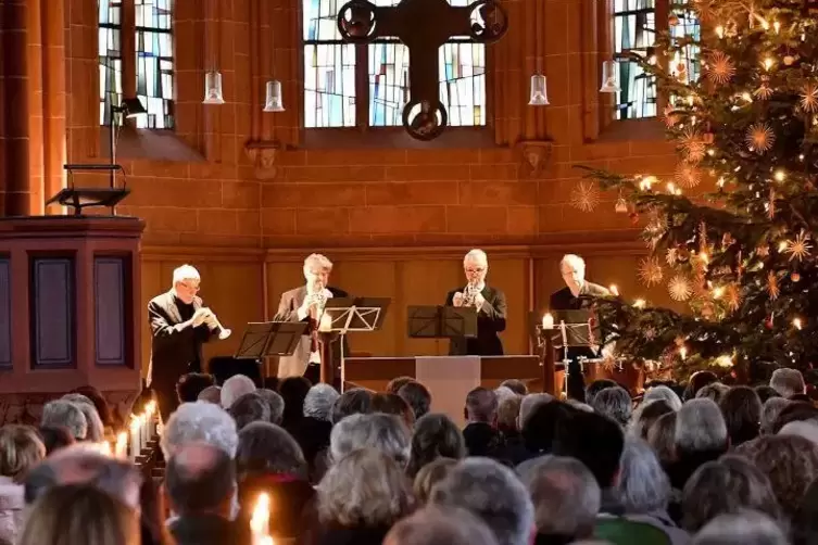 Hunderte Lichter: das stimmungsvolle Konzert in der Schlosskirche.