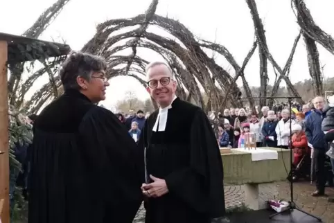 Zelebrierten den Gottesdienst in der Weidenkirche: Wolfgang Schumacher und Nomita Banerji-Gévaudan.