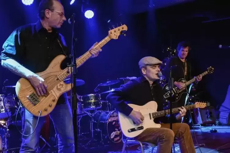 Nash, die Country-Band um Achim Degen (Mitte), pr&auml;sentierte ohne jeden Schn&ouml;rkel Willie Nelsons &bdquo;On The Road Again&ldquo;.