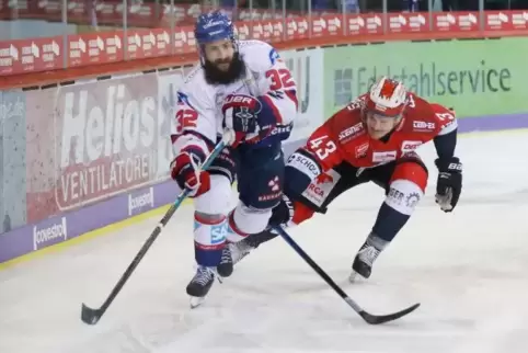 Cody Lampl wird von Schwenningens Alexander Weiss verfolgt.