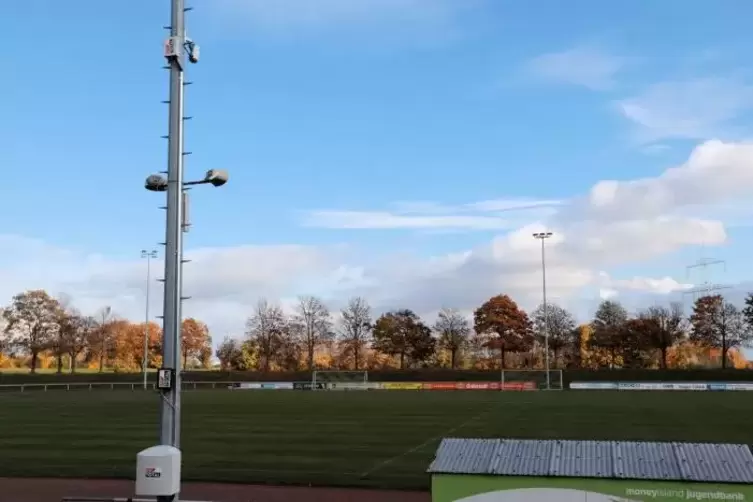 Die 180-Grad-Kamera ist an einem Flutlichtmast im Rudolf-Harbig-Stadion beim VfR Gr&uuml;nstadt (Landesliga) installiert. Weitere Kam