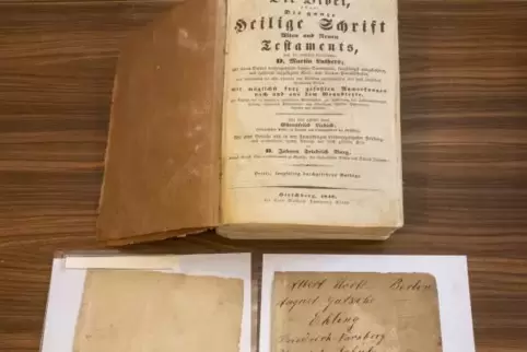 Soll einen neuen Ledereinband erhalten: die „Hirschberger Bibel“, eine Kostbarkeit, die zum Archiv der Gemeinde Ruthweiler gehör