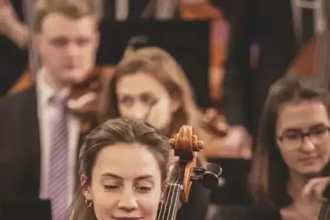 Die Neustadter Cellistin Rebecca Labusch wirkt beim Neujahrskonzert mit. Sie ist die Tochter des Orchesterleiters Fritz Burkhard