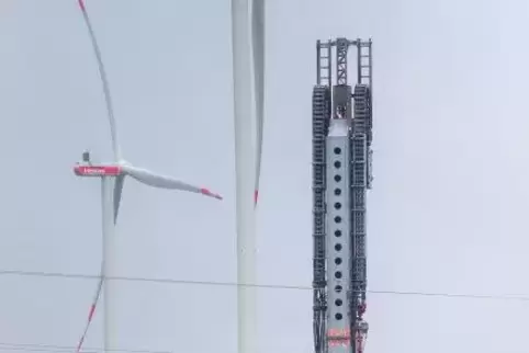 Hoch hinaus und tief hinunter: ein Windrad und der Erdöl-Bohrturm bei Schwegenheim.