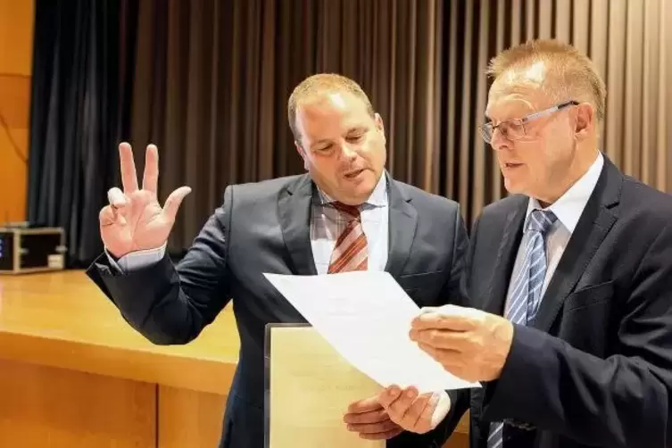 Generationenwechsel und Ende einer &Auml;ra in der Verbandsgemeinde Rheinauen: Otto Reiland, 36 Jahre B&uuml;rgermeister, vereidigt seinen