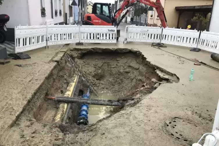 Grund f&uuml;r Sperrung: der Wasserrohrbruch in Berghausen.