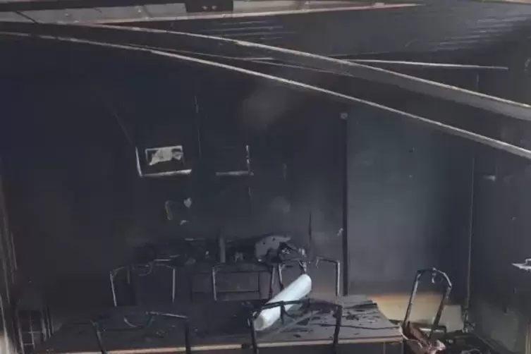 Das zerst&ouml;rte Wohnzimmer: Hier wurde am Heiligabend kurz vor dem Brand noch mit sieben Personen Weihnachten gefeiert.