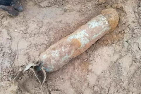 Diese etwa 50 Kilogramm schwere Brandbombe aus dem Zweiten Weltkrieg wurde auf einer Baustelle in Germersheim entdeckt.