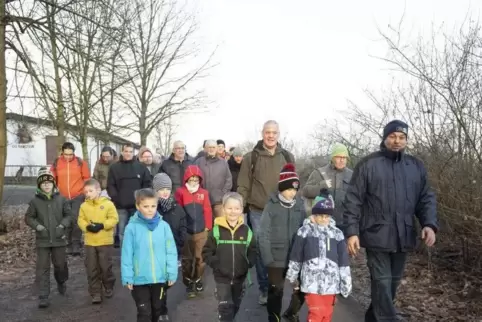 Umringt von der örtlichen Jugend hat Bürgermeister Ralf Hechler bei der Gemarkungswanderung manch spannende Geschichte auf Lager