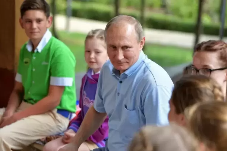 Putin, der K&uuml;mmerer: Mit Kindern in einem Ferienlager auf der Krim am 24. Juni 2017.