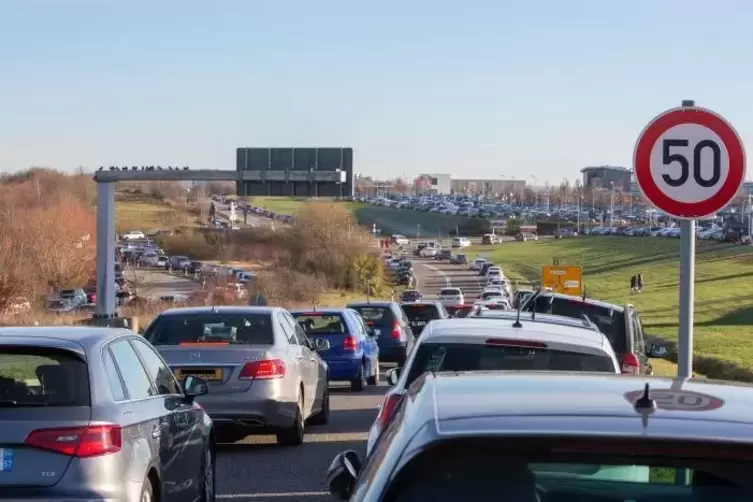 Verkaufsoffener Sonntag im Outlet: Rückstau auf den Autobahnabfahrten und Zufahrten, parkende Autos auf Grünstreifen und Besuche