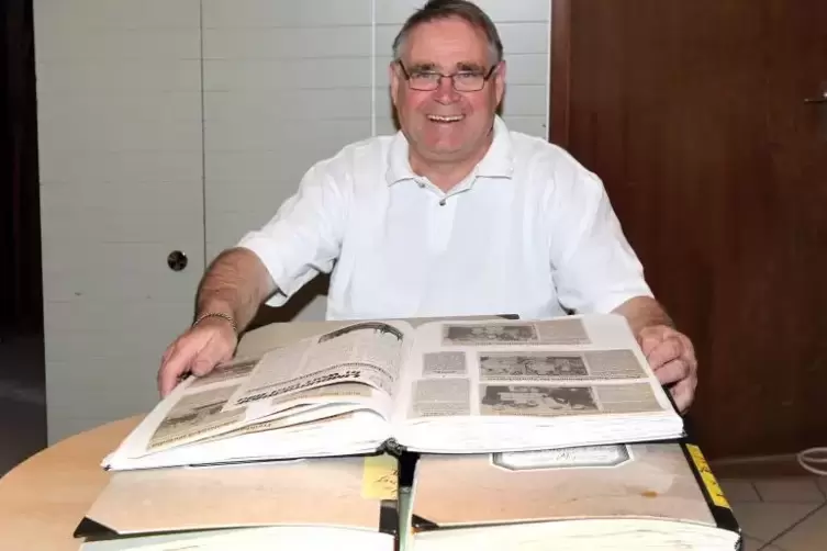 Wolfram Hoppe hat die Geschichte von Limburgerhof zusammengetragen und Ortschroniken selbst gestaltet.