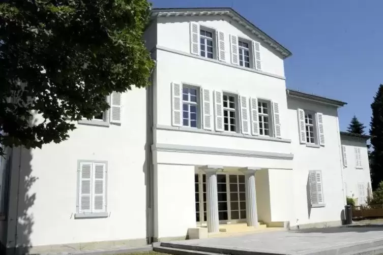 Das Schl&ouml;sschen im Park ist &auml;lter als die selbstst&auml;ndige politische Gemeinde. Es erinnert an die Gr&auml;fin Waldner von Freundstein.