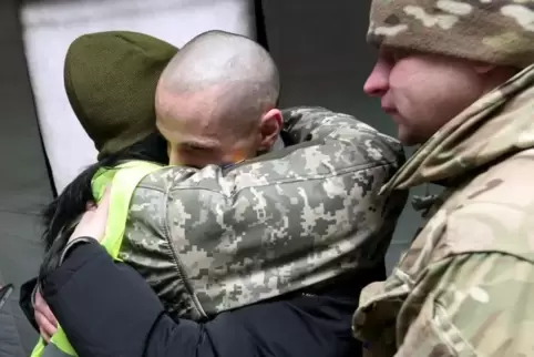 Endlich frei: Ein ukrainischer Soldat wird von Kameraden willkommen geheißen.