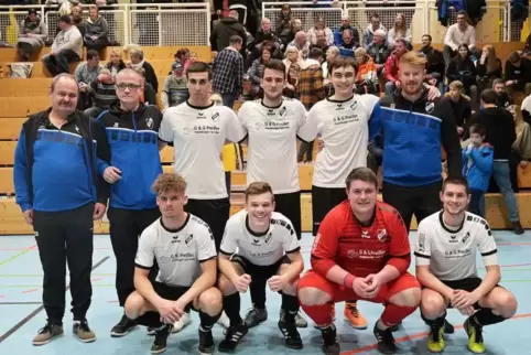 Wieder ganz oben auf dem Siegerpodest in Thaleischweiler: das Team SG Rieschweiler I. Das Bild zeigt (stehend von links) die Spi