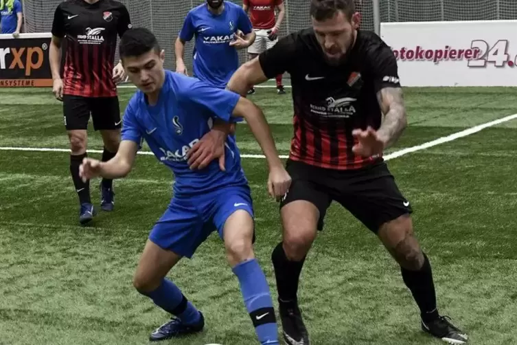 Wie im Finale 2018: Oguzhan Lozan (links) und der VfR Frankenthal gewannen gegen Manuel Fruth und den MTSV Beindersheim.