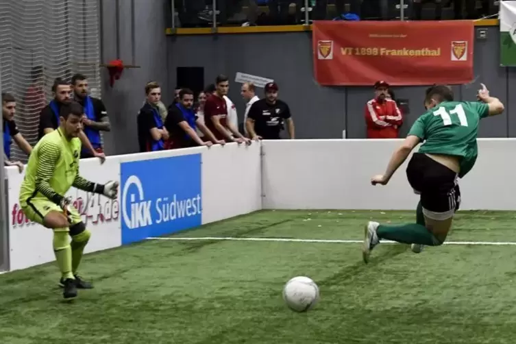 Im Endspiel sorgte der ASV auch f&uuml;r die spielerischen Glanzpunkte. Auf dem Bild rechts versucht Yannick Busljeta MTSV-Keeper Kai