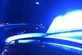 Der Mann griff die Polizeibeamten mit einer Eisenstange an. 