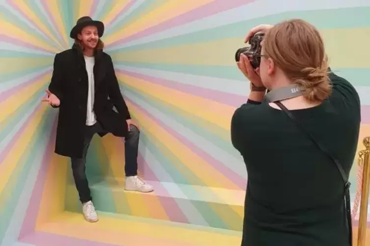 FassadeCali Dreams-Gr&uuml;nder Mike Naseband zeigt, wie es geht: flippiger Hintergrund, l&auml;ssige Klamotten, coole Pose, klick. F&uuml;r Fo