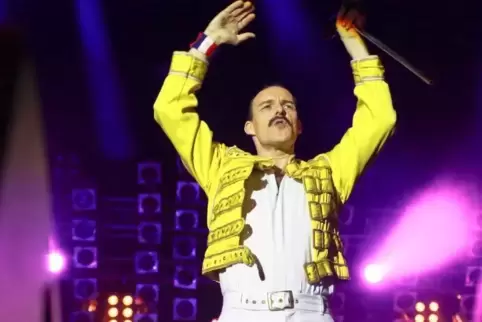 Sieht gut aus: Rob Comber als Freddie Mercury in „A Night of Queen“.
