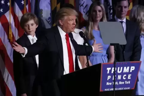 9. November 2016, 3 Uhr morgens in New York: der Moment, als Donald Trump seinen historischen Sieg feiern konnte. Im Hintergrund