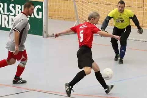 Michael Reiser (Nummer 5) trifft gegen Wörschweilers Torwart Thorsten Brandl zum 1:0 für die SG FC Kleinsteinhausen/Bottenbach