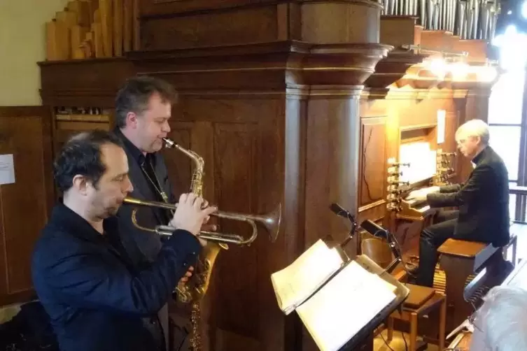 Bereiten Vergnügen: die Saxofonisten Dieter und Joo Kraus mit Andreas Gräsle an der Orgel.