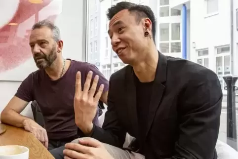 Bringt im April seinen ersten Abend als Co-Tanzdirektor auf die Pfalztheaterbühne: Huy Tien Tran, hier mit Tanzchef James Suther