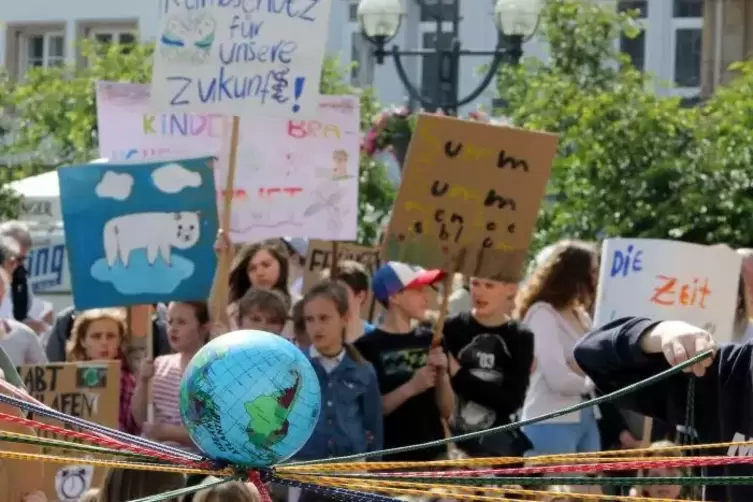 Die Fridays-for-Future-Gruppen streiken deutschlandweit, wie hier in Landau, für den Klimaschutz.
