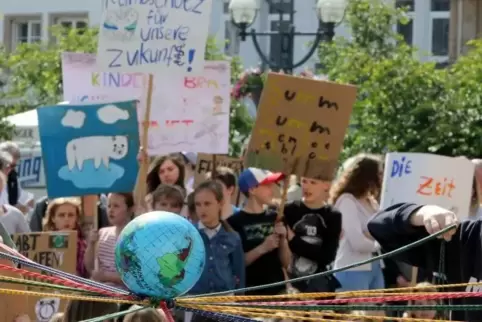 Die Fridays-for-Future-Gruppen streiken deutschlandweit, wie hier in Landau, für den Klimaschutz.