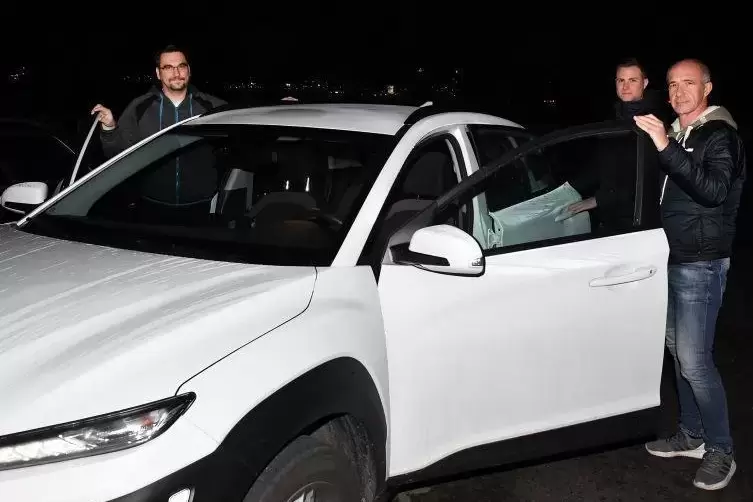 Klaus Filbrich, Jan Wageck und Markus Mayer (von links) treffen sich am Mitfahrerparkplatz an der B 39, um gemeinsam zur Meister