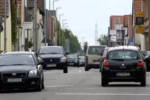 Viel Verkehr in der Bobenheim-Roxheimer Ortsduchfahrt. Eine Umgehungsstraße soll Abhilfe schaffen.