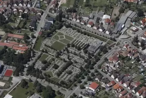 Auf dem Rülzheimer Friedhof gibt es viele Frei- und Rasenflächen. Die sollen nun mit Bäumen bepflanzt werden, damit ein parkähnl