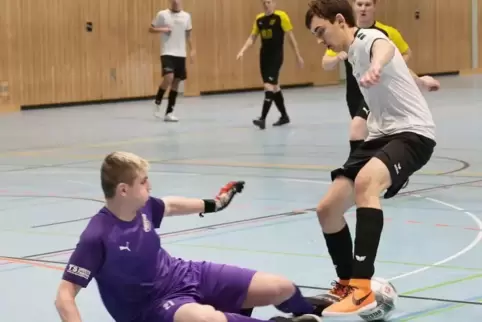 Spannendes Finale: Hier versucht Rieschweilers Julien Homberg Weselbergs Torhüter Niklas Bold auszu spielen.