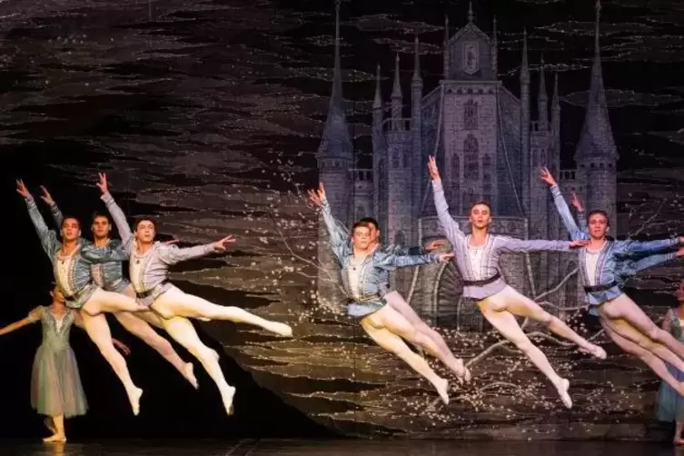 Schwebende Balletttänzer boten eine schöne Schwanensee-Interpretation.