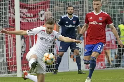 Lucas Röser (links) hinkt beim Fußball-Drittligisten 1. FC Kaiserslautern den Ansprüchen hinterher. Der Ludwigshafener sagt auch
