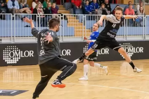 Starker Auftritt beim Kantersieg gegen das Schlusslicht HC Dillingen/Diefflen: Fabian Serwinski vom TuS Dansenberg II (rechts) b