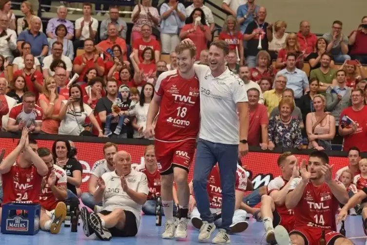 Ausgelassene Freude bei den Eulen Ludwigshafen: Sie schaffen zum zweiten Mal in Folge den Klassenverbleib in der Handball-Bundes
