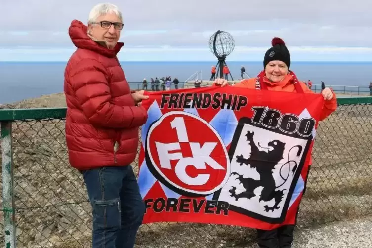 Die Fahne des 1. FC Kaiserslautern begleitete sie auf ihrer Reise in den hohen Norden: Helga und Erich Huber.