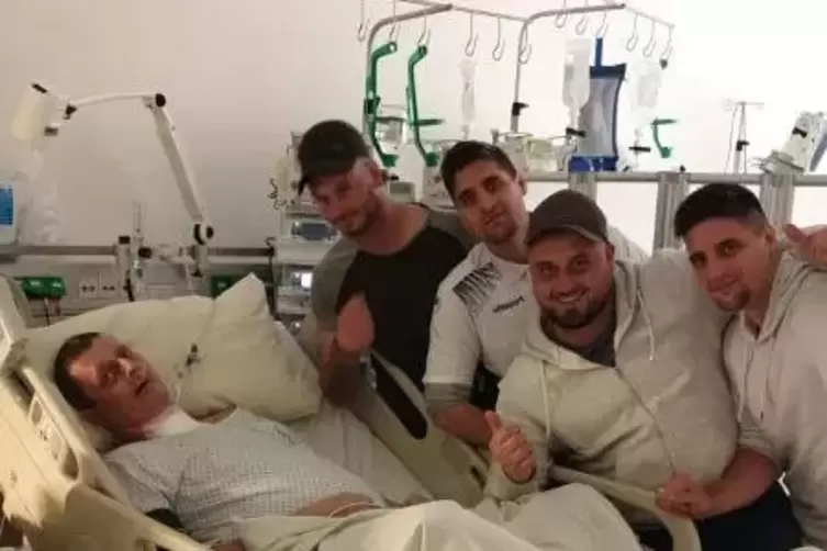 Nach drei Wochen erwachte der Ehemann von Patricia Merz aus dem Koma: Seine S&ouml;hne und Neffen besuchten ihn am Krankenbett.