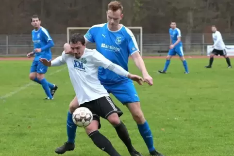 3:3: Nico Hanewald (vorne) beendet das Jahr gegen TSG Deidesheim.