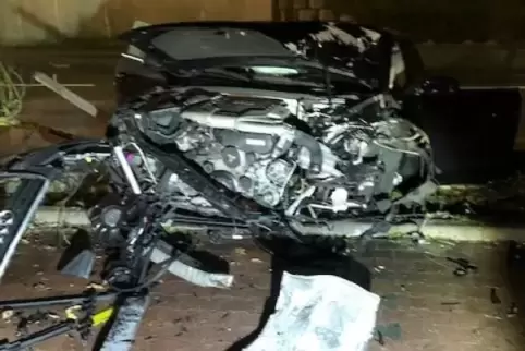 Nur noch ein Haufen Schrott: das Auto eines 19-Jährigen, der am Steuer eingeschlafen ist.